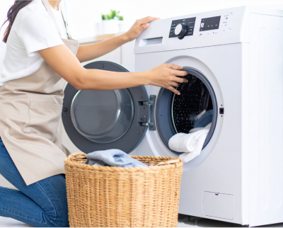 洗濯をしている女性