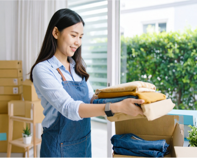 片付けしている女性